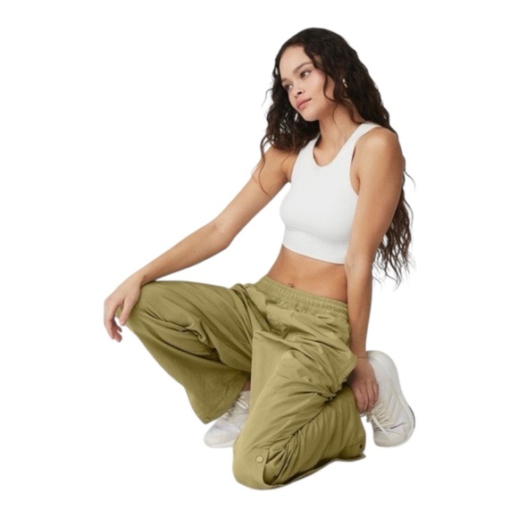 ALO Yoga Pants - ALO Yoga Legend Snap Pant Wasabi XL